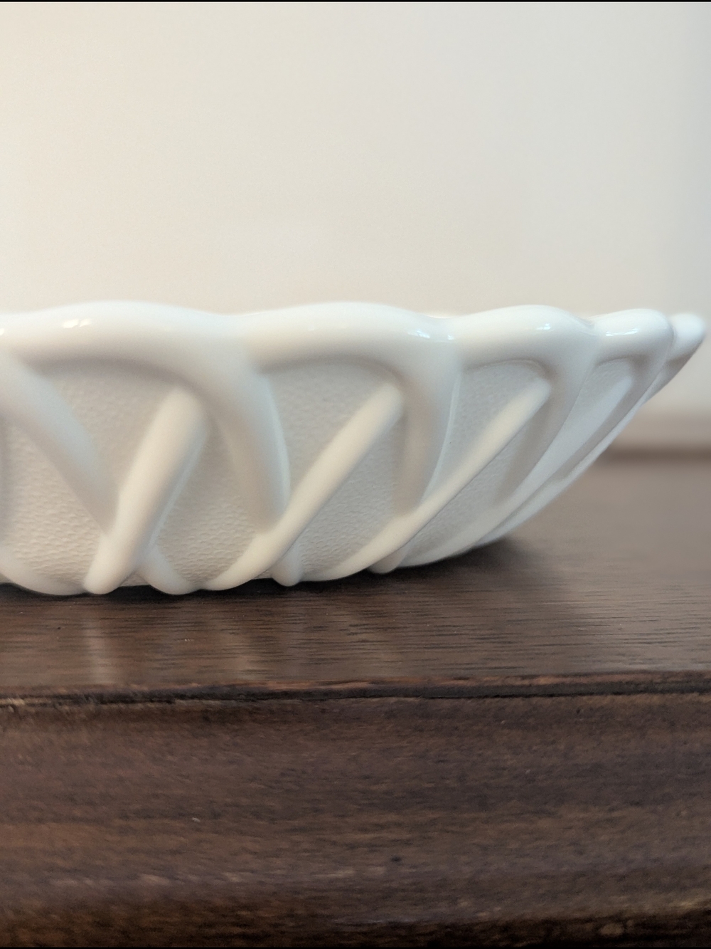 White Milk Glass Lattice Weave Bowl – 7" Scalloped Lace Edge